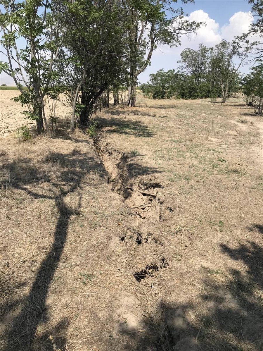 Konya Ovası'ndaki Yüzey Yarıkları Yerleşim Yerlerini Tehdit Ediyor