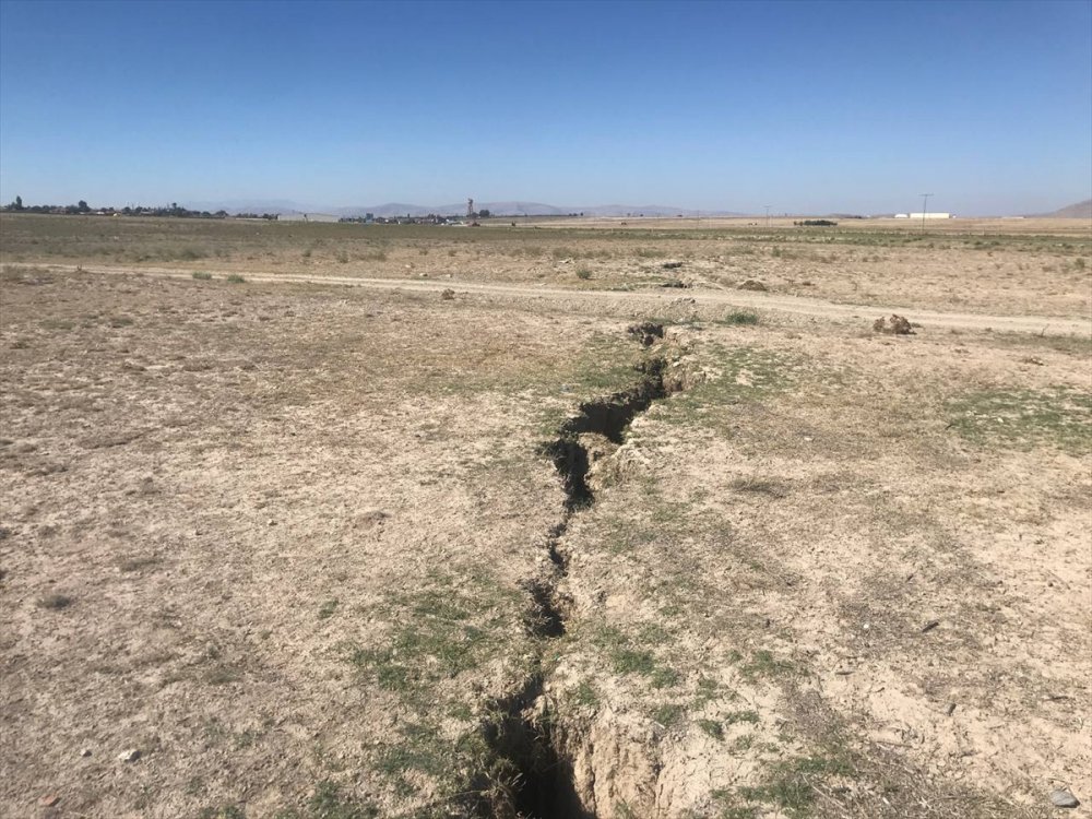 Konya Ovası'ndaki Yüzey Yarıkları Yerleşim Yerlerini Tehdit Ediyor