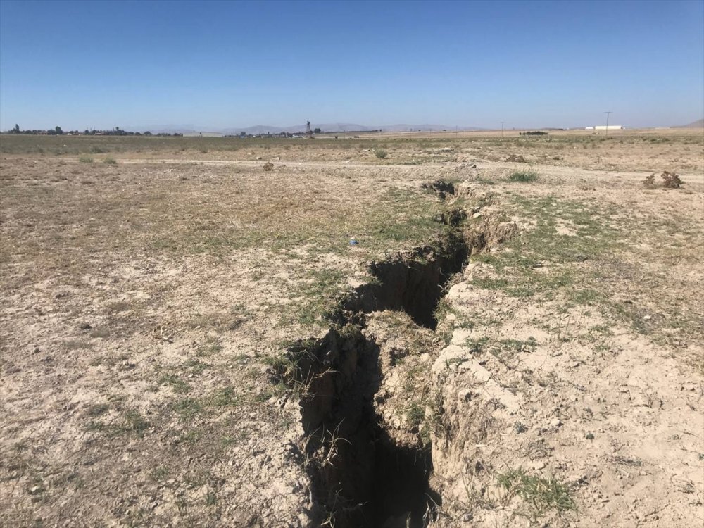 Konya Ovası'ndaki Yüzey Yarıkları Yerleşim Yerlerini Tehdit Ediyor