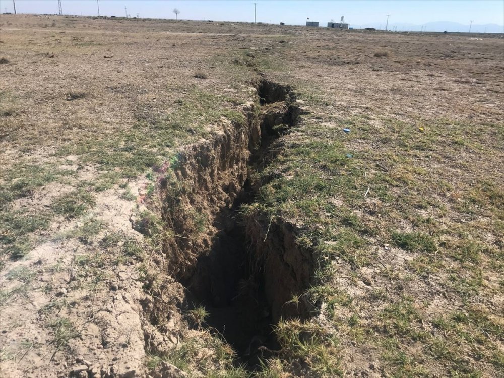 Konya Ovası'ndaki Yüzey Yarıkları Yerleşim Yerlerini Tehdit Ediyor