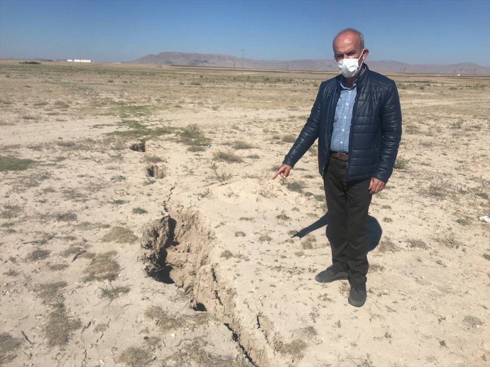 Konya Ovası'ndaki Yüzey Yarıkları Yerleşim Yerlerini Tehdit Ediyor