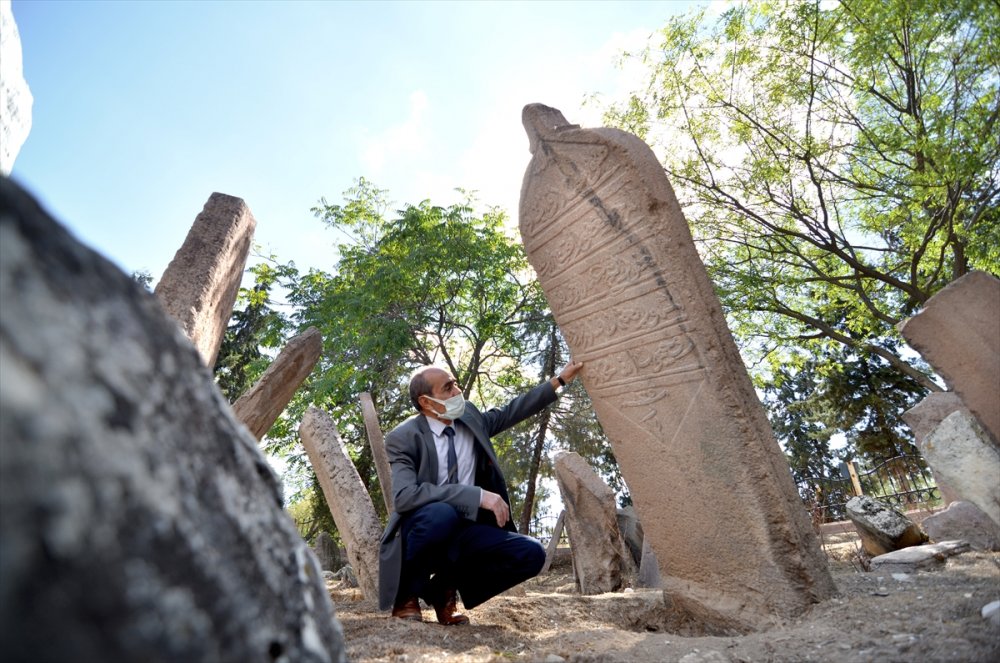 Türk Mezar Taşları, Kentleşme Kültürünün Aşamalarını Yansıtıyor