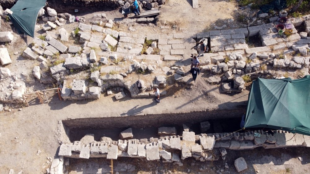 Uzuncaburç Antik Kenti'nde Tarihe Işık Tutacak Kalıntılar Gün Yüzüne Çıkarılıyor
