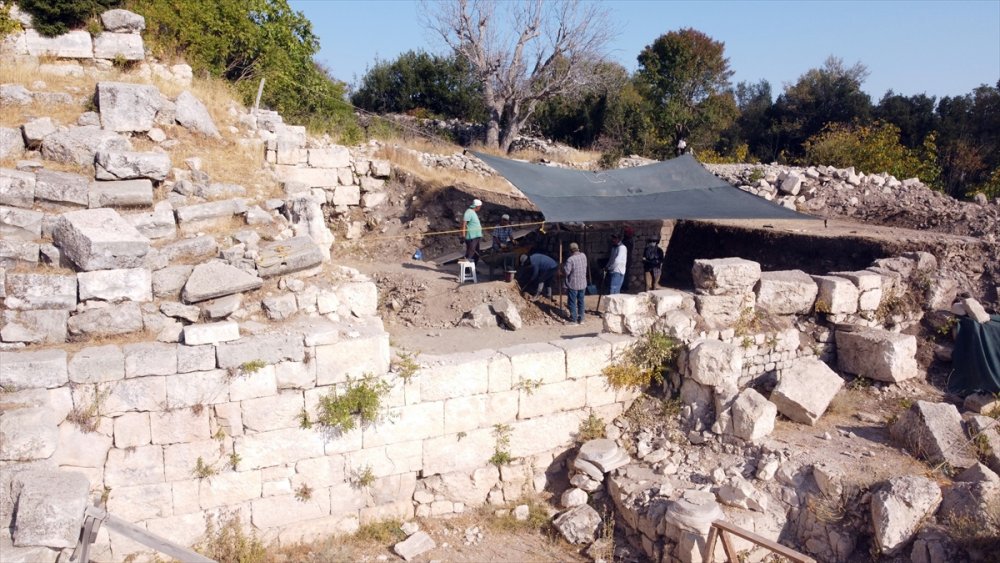 Uzuncaburç Antik Kenti'nde Tarihe Işık Tutacak Kalıntılar Gün Yüzüne Çıkarılıyor