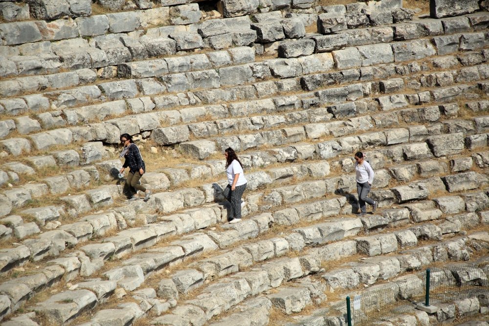 Uzuncaburç Antik Kenti'nde Tarihe Işık Tutacak Kalıntılar Gün Yüzüne Çıkarılıyor