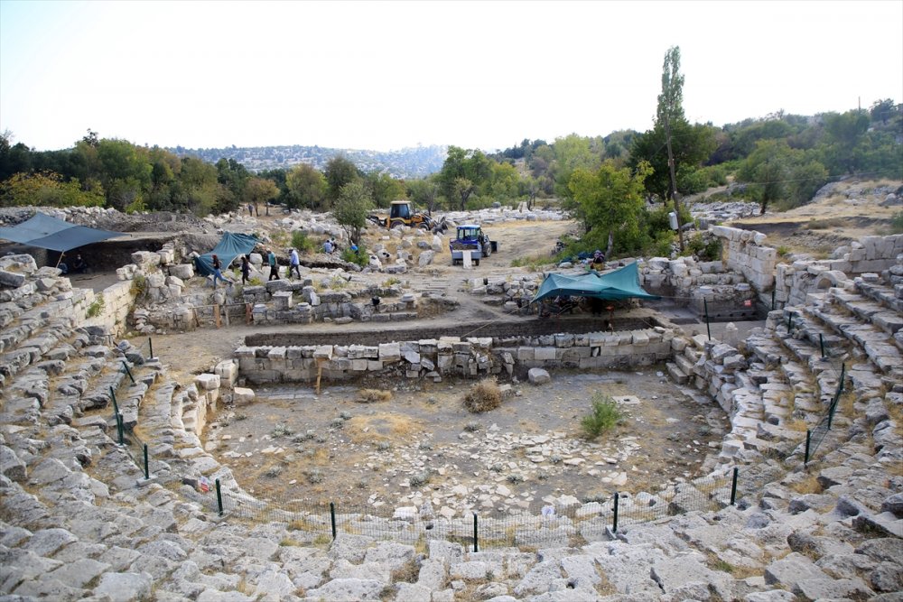 Uzuncaburç Antik Kenti'nde Tarihe Işık Tutacak Kalıntılar Gün Yüzüne Çıkarılıyor