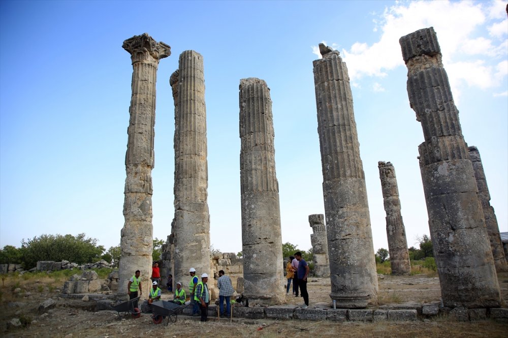 Uzuncaburç Antik Kenti'nde Tarihe Işık Tutacak Kalıntılar Gün Yüzüne Çıkarılıyor