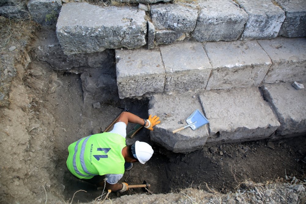 Uzuncaburç Antik Kenti'nde Tarihe Işık Tutacak Kalıntılar Gün Yüzüne Çıkarılıyor