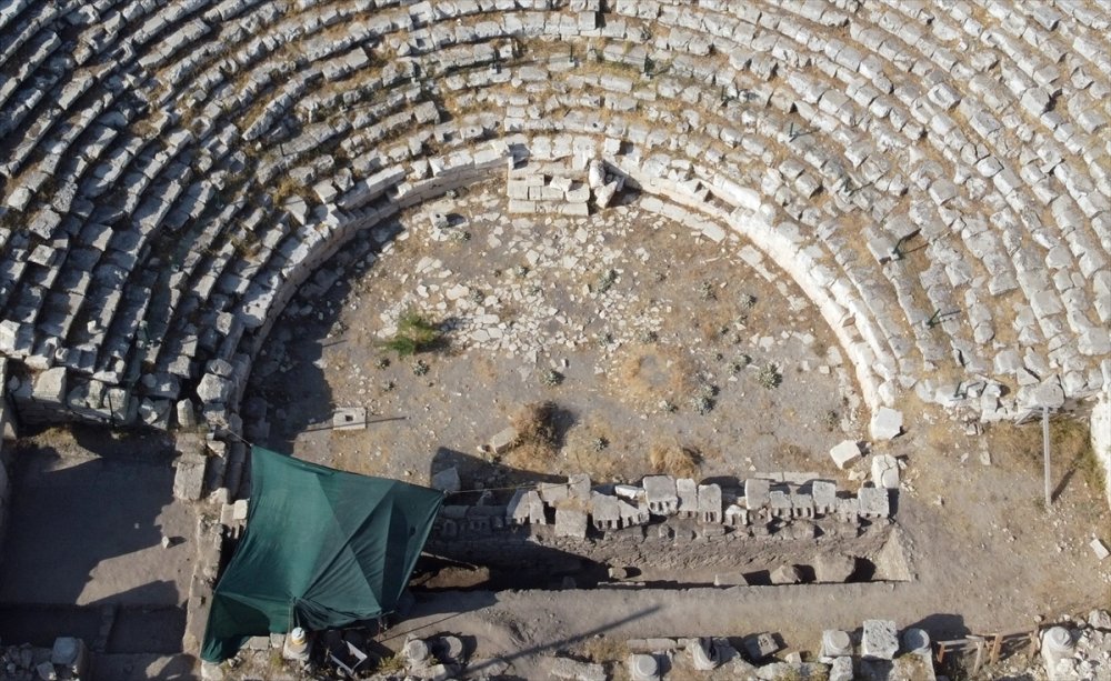 Uzuncaburç Antik Kenti'nde Tarihe Işık Tutacak Kalıntılar Gün Yüzüne Çıkarılıyor