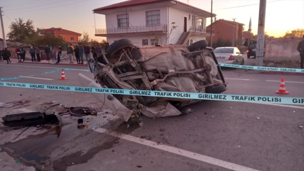 Aksaray'da Hafif Ticari Araçla Otomobil Çarpıştı, 1 Kişi Öldü