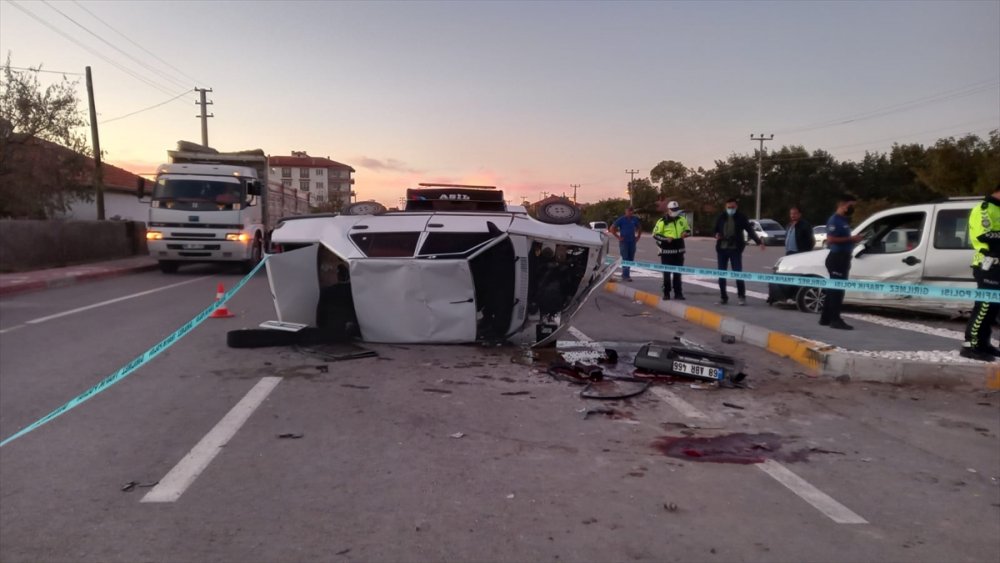 Aksaray'da Hafif Ticari Araçla Otomobil Çarpıştı, 1 Kişi Öldü