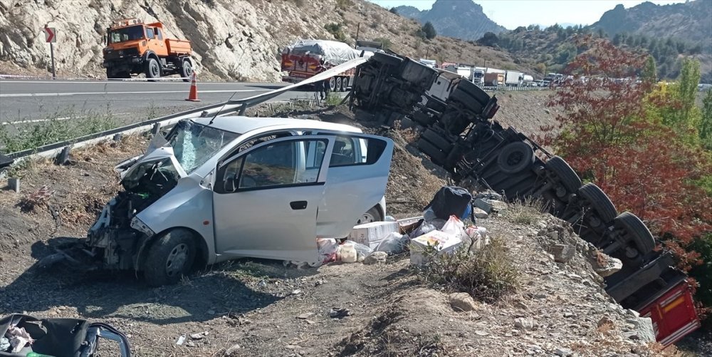 Niğde'de Tırla Çarpışan Otomobilin Sürücüsü Öldü