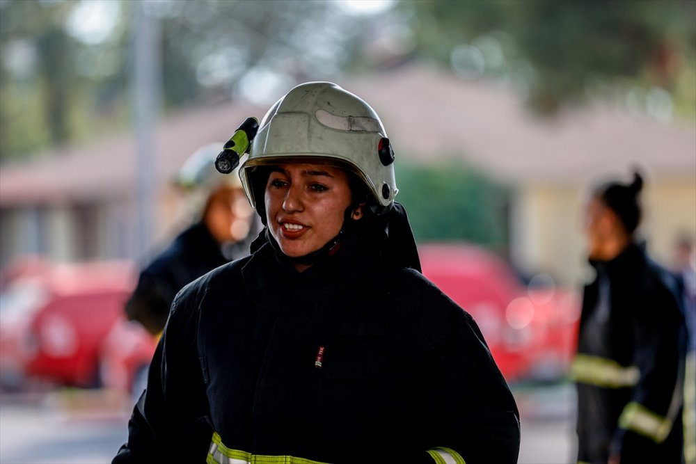 Görev Şehidi İtfaiyecinin Kızı "Alevlerle" Mücadele Ediyor