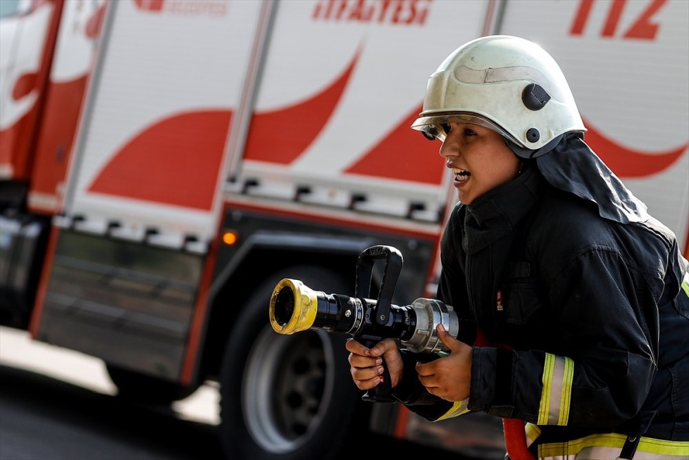Görev Şehidi İtfaiyecinin Kızı "Alevlerle" Mücadele Ediyor