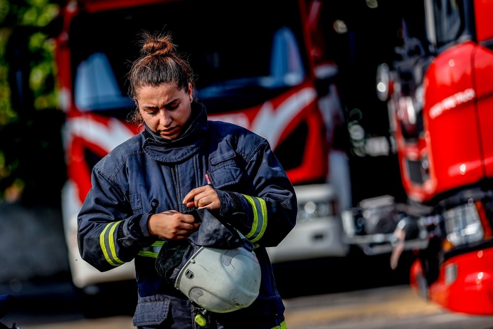Görev Şehidi İtfaiyecinin Kızı "Alevlerle" Mücadele Ediyor