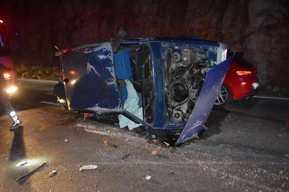 Kaş'ta İki Otomobilin Çarpışması Sonucu 3 Kişi Yaralandı