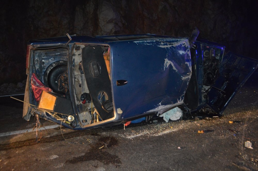 Kaş'ta İki Otomobilin Çarpışması Sonucu 3 Kişi Yaralandı