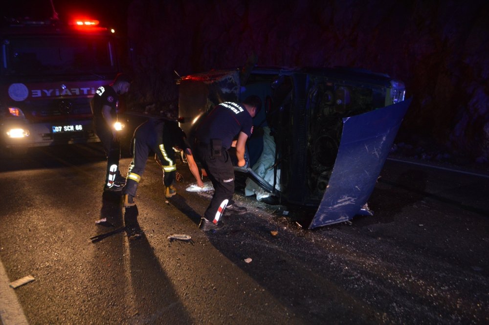 Kaş'ta İki Otomobilin Çarpışması Sonucu 3 Kişi Yaralandı