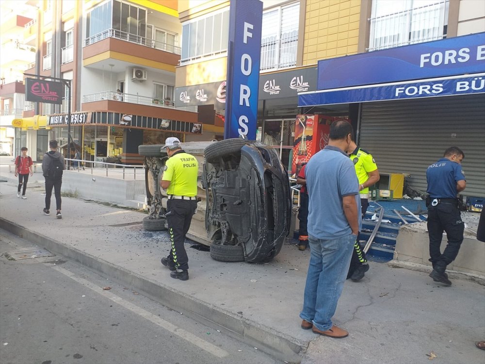 Mersin’de Devrilen Otomobilin Sürücüsü Yaralandı