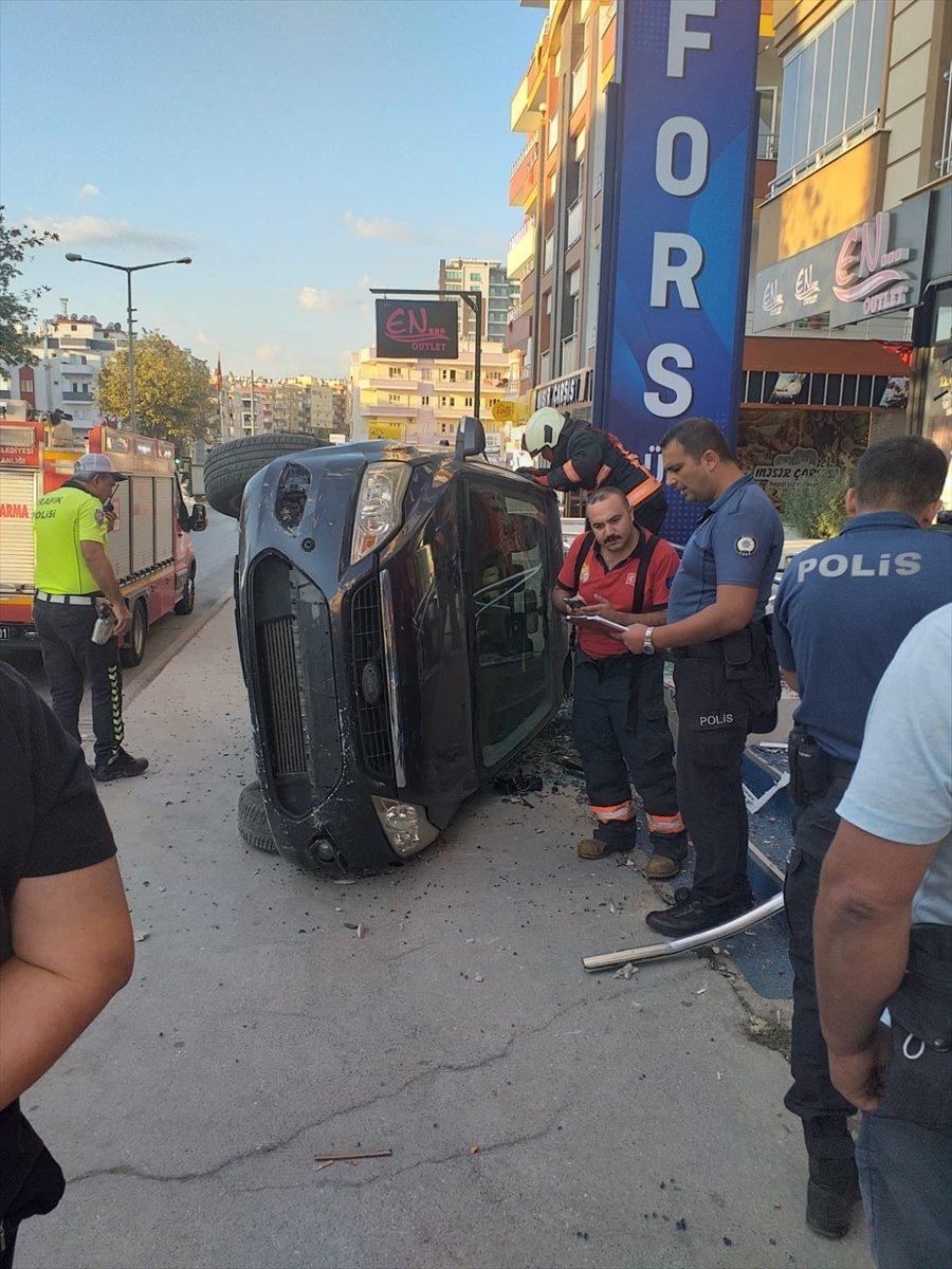 Mersin’de Devrilen Otomobilin Sürücüsü Yaralandı