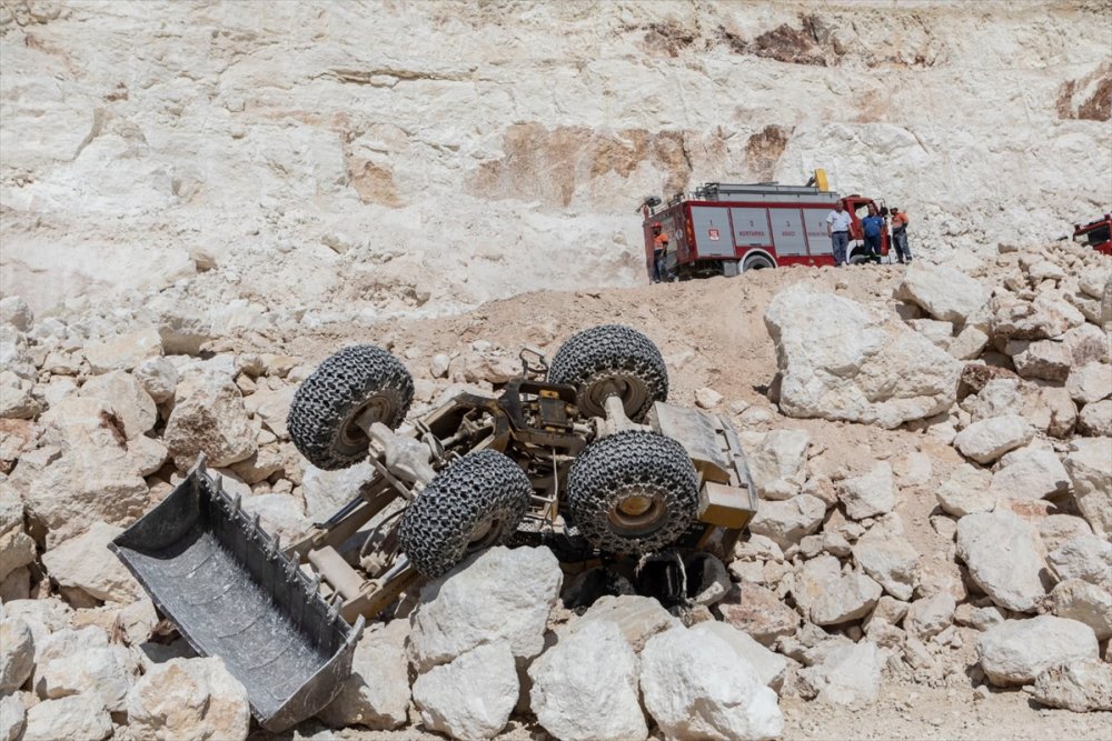 Mersin'de Taş Ocağında Devrilen Kepçenin Operatörü Yaralandı