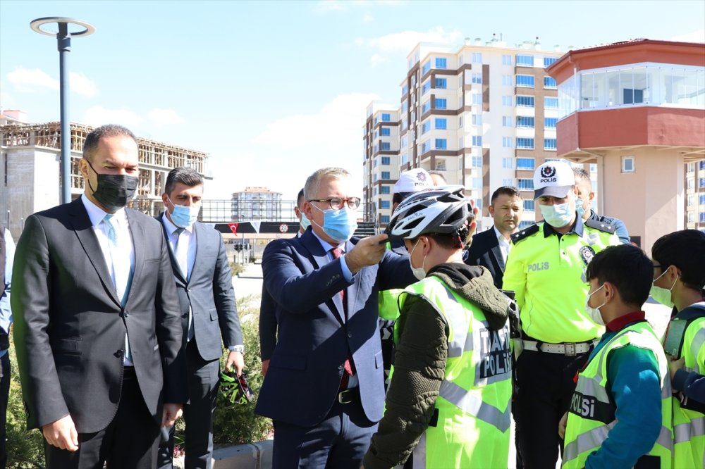 Niğde'de Bisiklet Ve Motosiklet Sürücülerine Kask Dağıtıldı