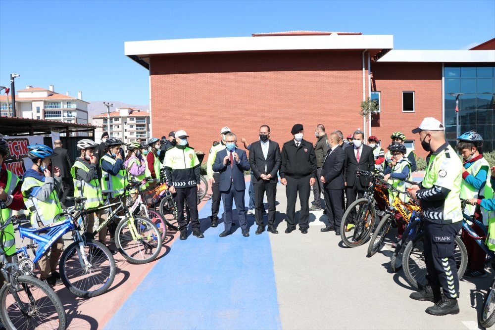 Niğde'de Bisiklet Ve Motosiklet Sürücülerine Kask Dağıtıldı