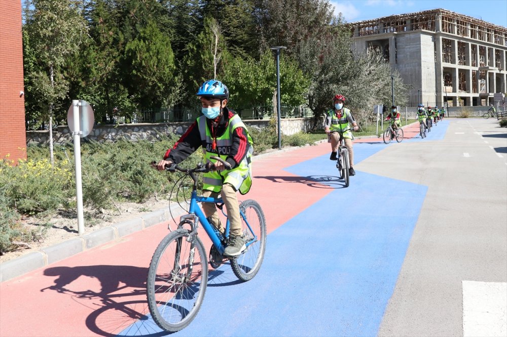 Niğde'de Bisiklet Ve Motosiklet Sürücülerine Kask Dağıtıldı