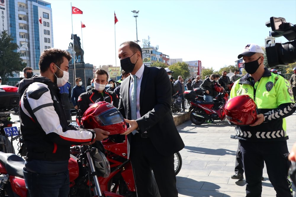 Niğde'de Bisiklet Ve Motosiklet Sürücülerine Kask Dağıtıldı