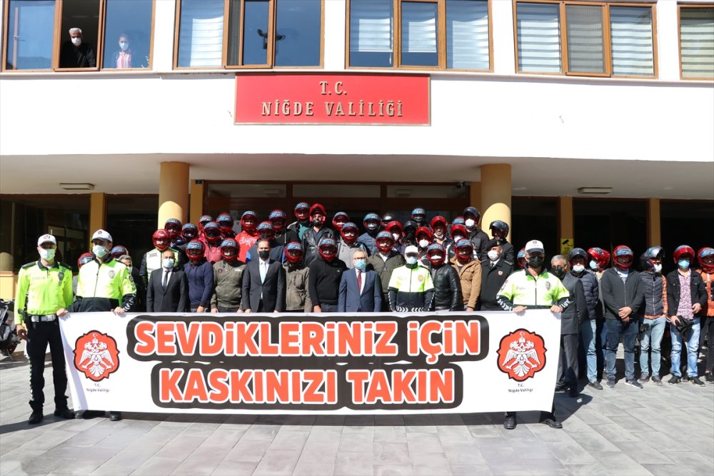Niğde'de Bisiklet Ve Motosiklet Sürücülerine Kask Dağıtıldı