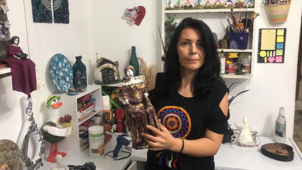 Mersin'de Ev Hanımı Atık Malzemeleri Sanata Dönüştürüyor