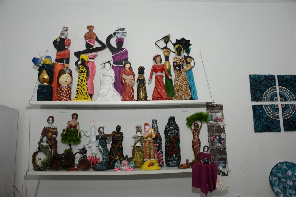 Mersin'de Ev Hanımı Atık Malzemeleri Sanata Dönüştürüyor