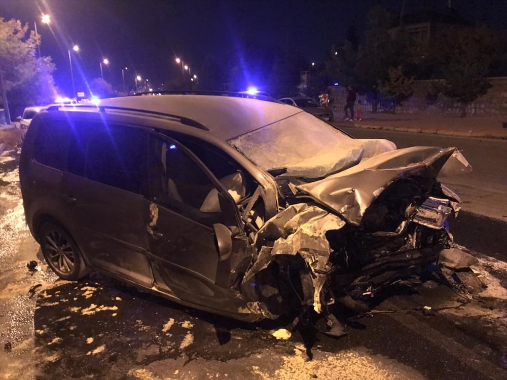 Kayseri'de 4 Otomobil Çarpıştı, 2'si Ağır 6 Kişi Yaralandı