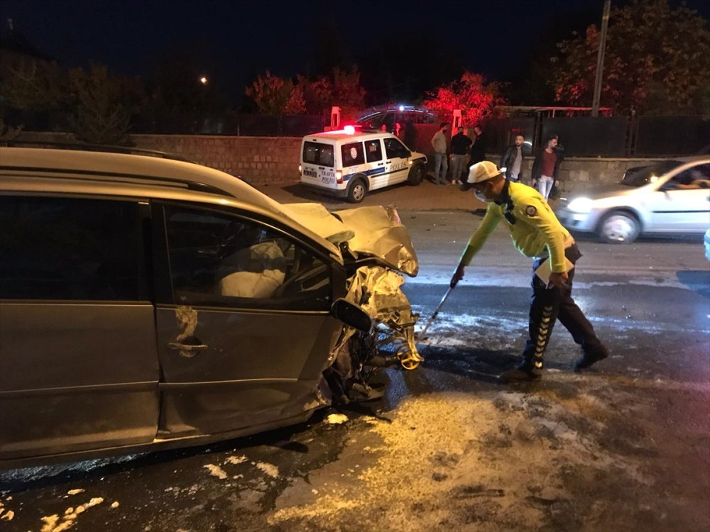 Kayseri'de 4 Otomobil Çarpıştı, 2'si Ağır 6 Kişi Yaralandı