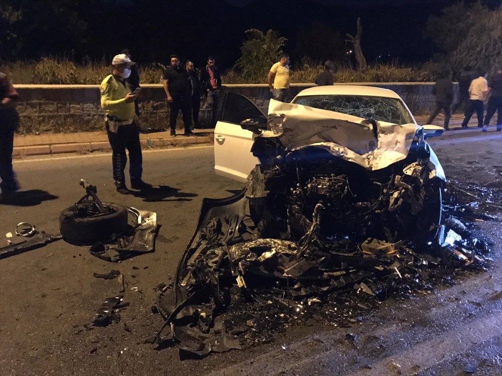 Kayseri'de 4 Otomobil Çarpıştı, 2'si Ağır 6 Kişi Yaralandı