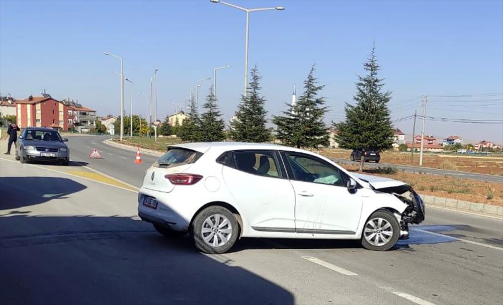 Konya'da İki Otomobilin Çarpıştığı Kazada 11 Kişi Yaralandı