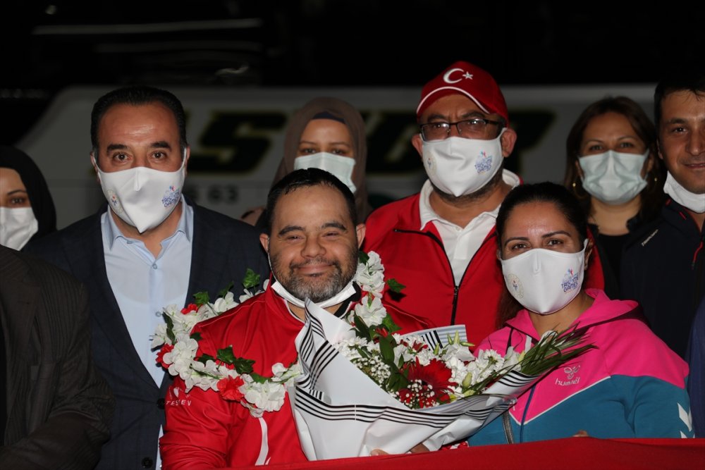 Aksaray'da Şampiyon Oyuncuya Coşkulu Karşılama