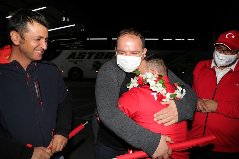 Aksaray'da Şampiyon Oyuncuya Coşkulu Karşılama