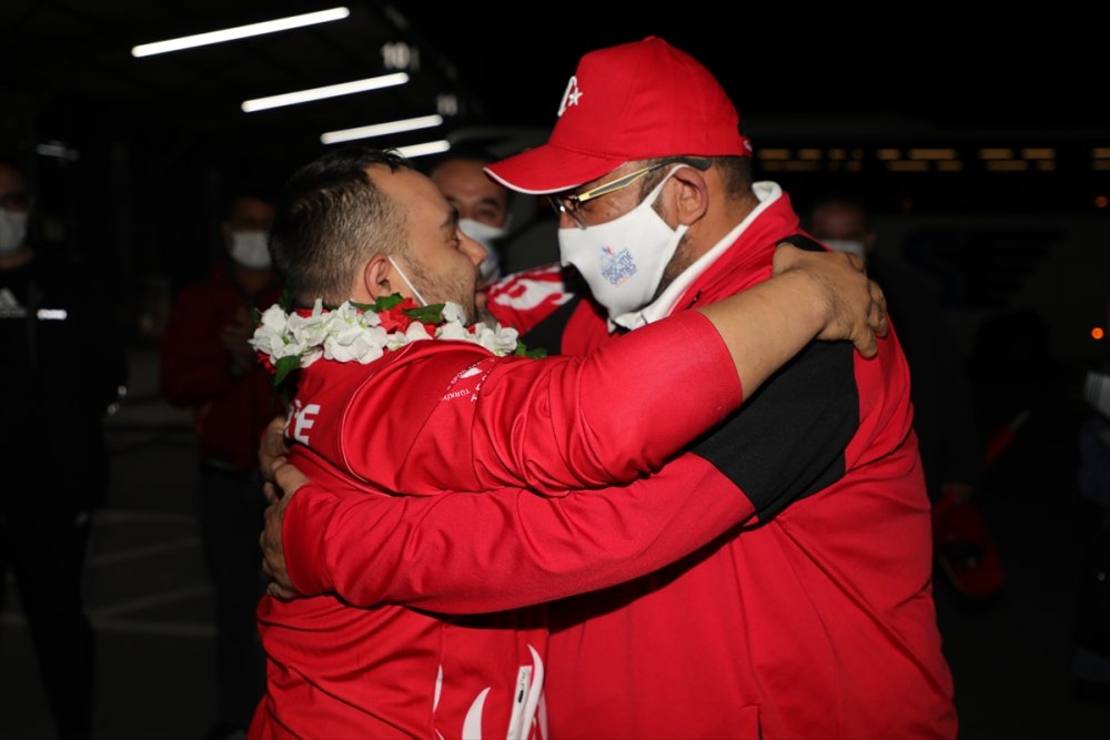 Aksaray'da Şampiyon Oyuncuya Coşkulu Karşılama