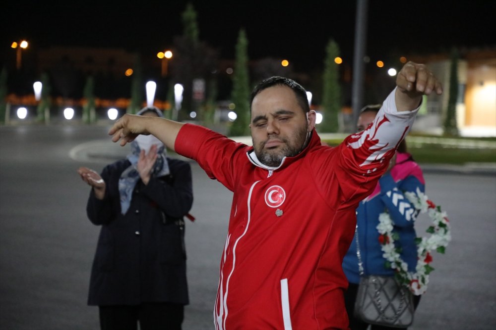 Aksaray'da Şampiyon Oyuncuya Coşkulu Karşılama