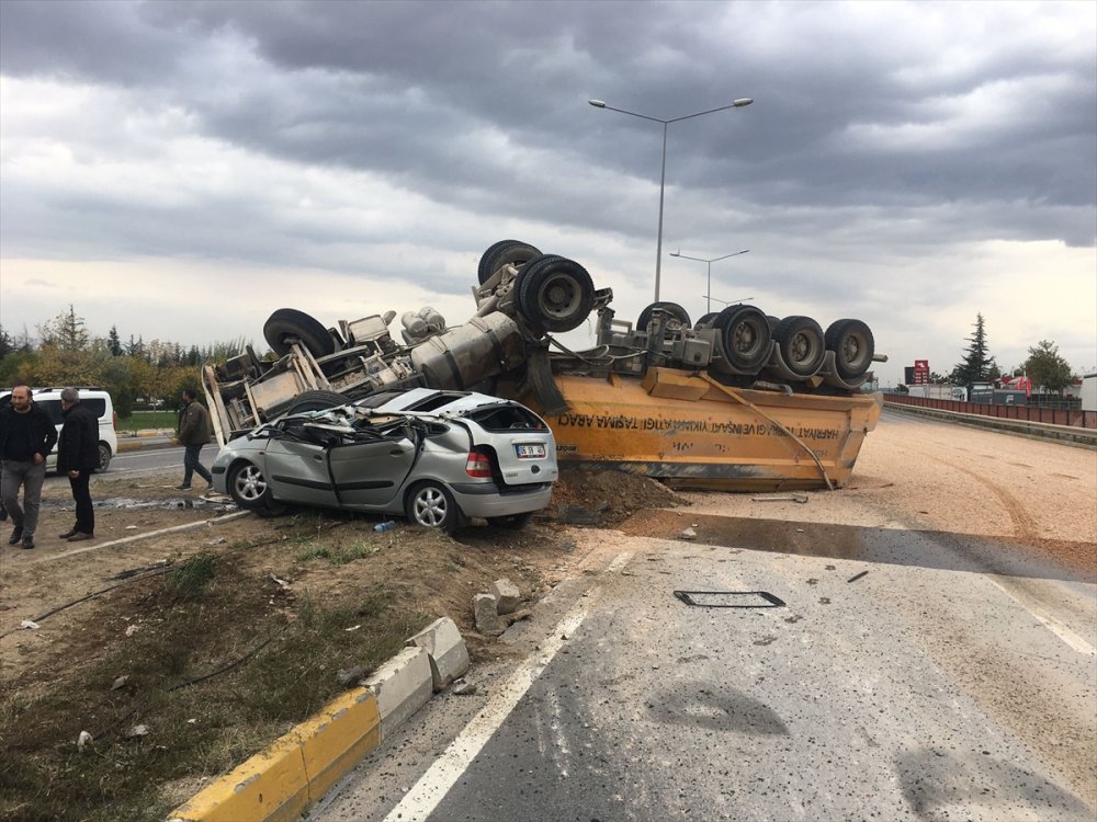 Eskişehir'de Tırla Otomobilin Çarpıştığı Kazada 3 Kişi Yaralandı