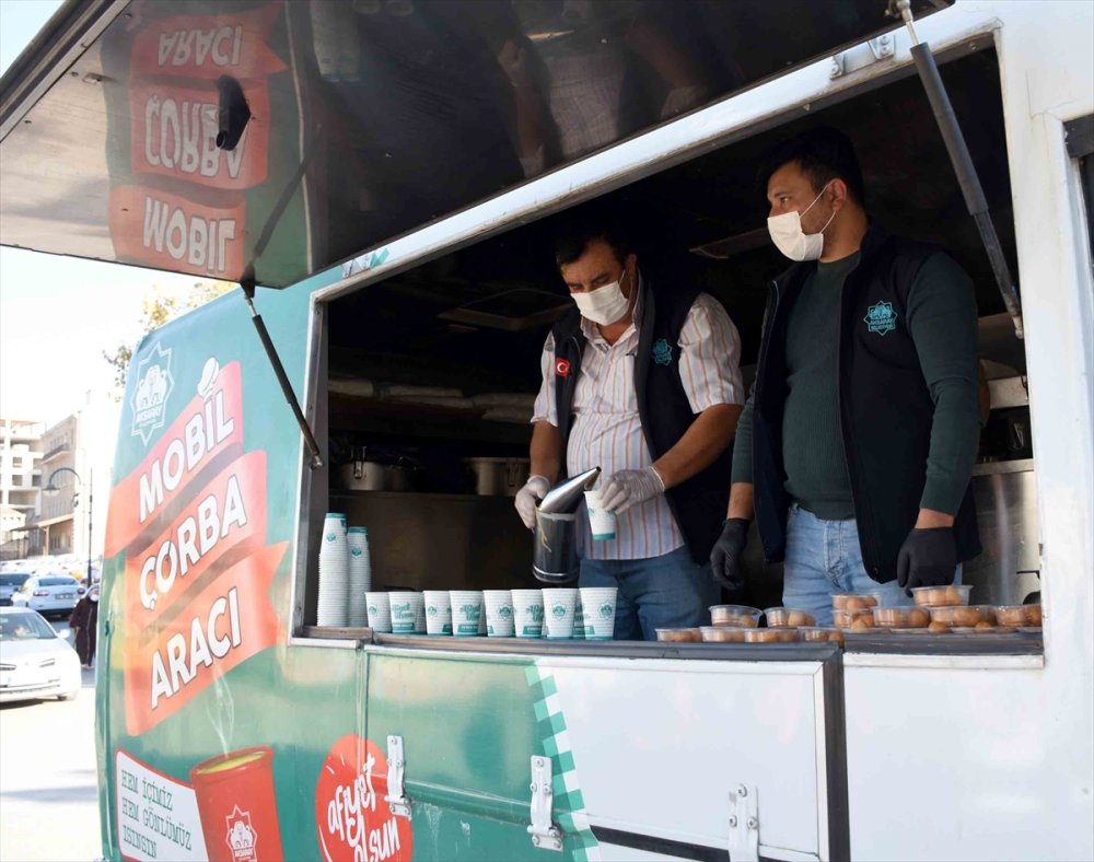 Aksaray'da Üniversite Öğrencilerine  Sıcak Çorba İkramı