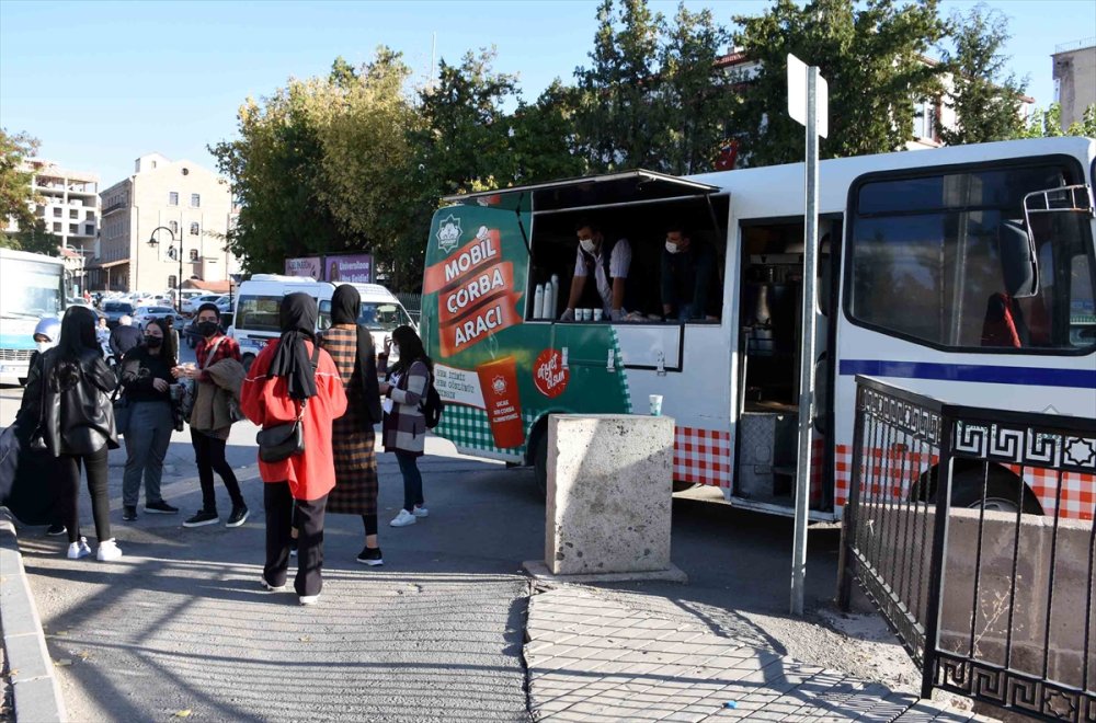 Aksaray'da Üniversite Öğrencilerine  Sıcak Çorba İkramı