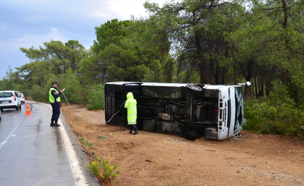 Antalya'da Tur Midibüsünün Devrilmesi Sonucu 7 Rus Turist Yaralandı