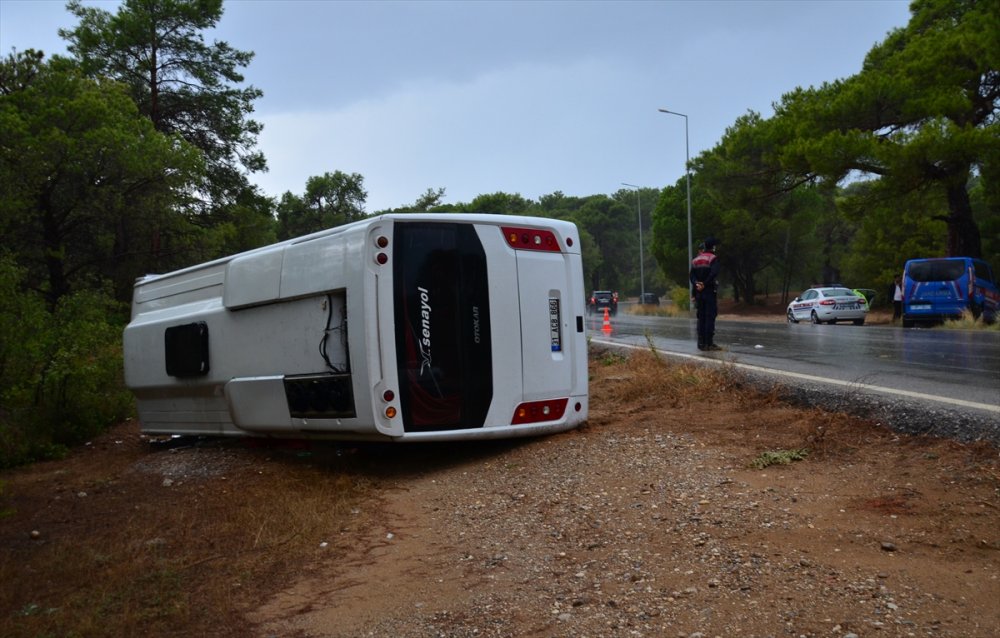 Antalya'da Tur Midibüsünün Devrilmesi Sonucu 7 Rus Turist Yaralandı