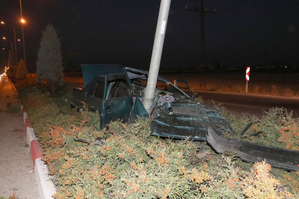 Karaman'da Kontrolden Çıkan Otomobil Direğe Çarptı