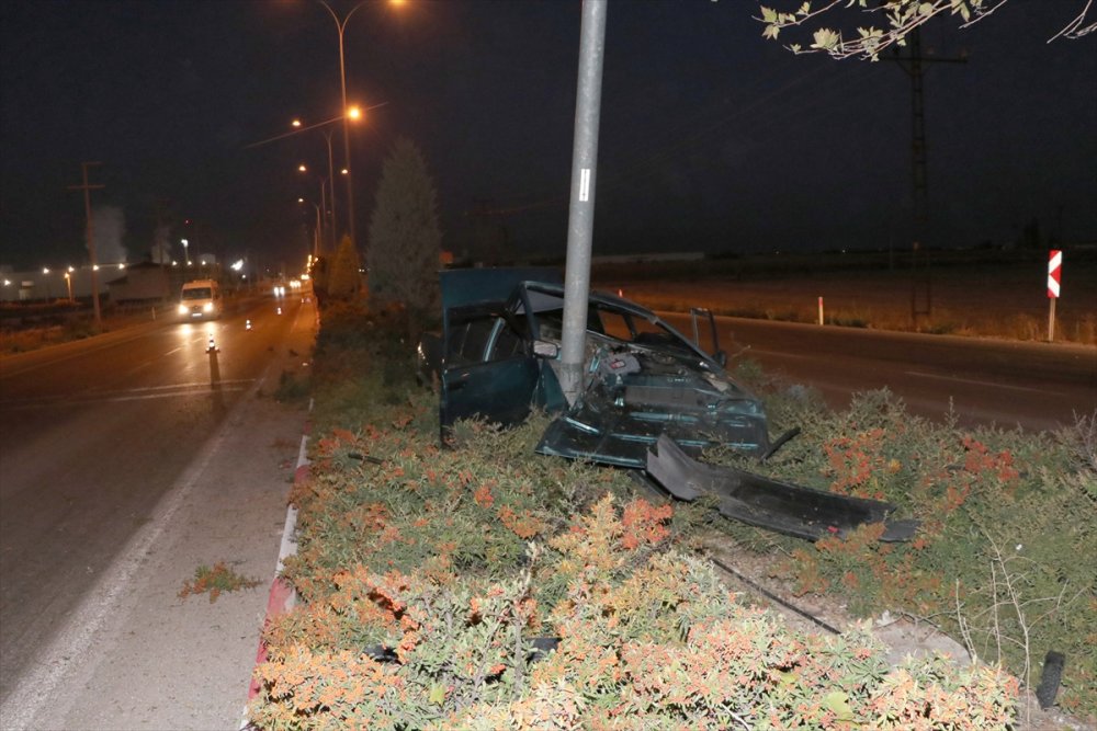 Karaman'da Kontrolden Çıkan Otomobil Direğe Çarptı