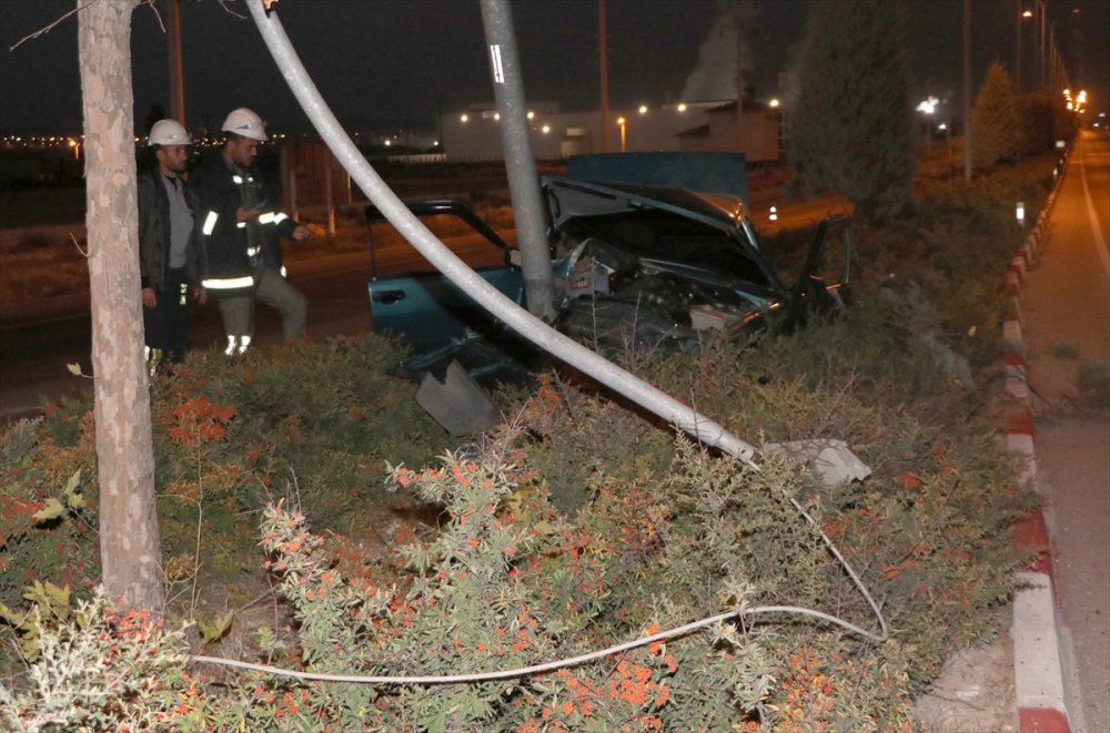 Karaman'da Kontrolden Çıkan Otomobil Direğe Çarptı