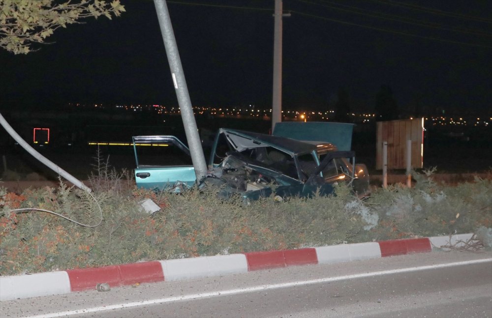 Karaman'da Kontrolden Çıkan Otomobil Direğe Çarptı