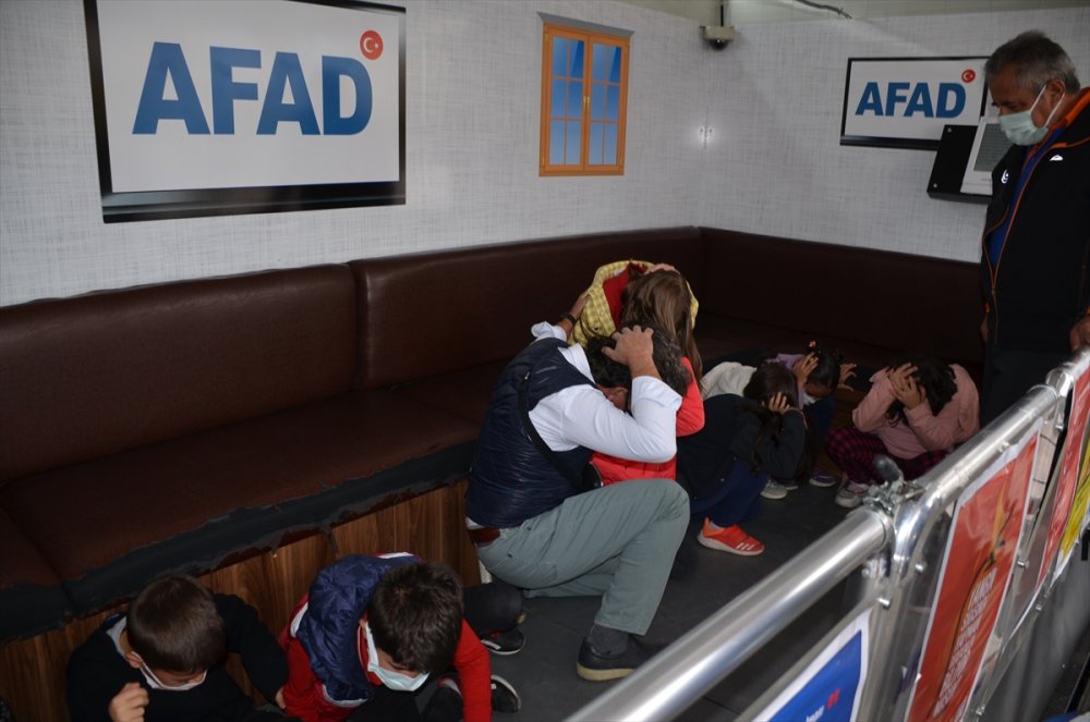 Karaman'da Öğrencilere Simülatör İle Deprem Eğitimi